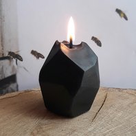 černá svíčka ze včelího vosku