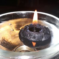 plovoucí - čajová černá svíčka ze včelího vosku